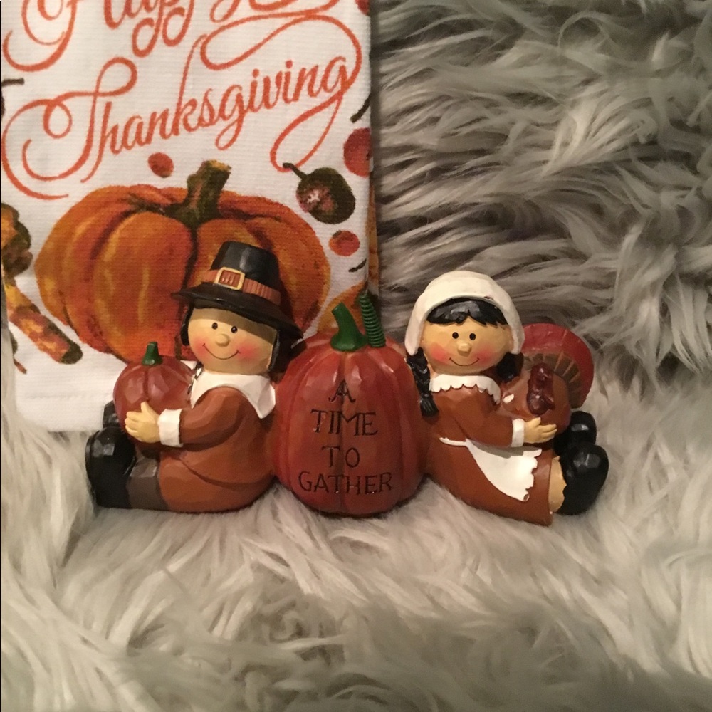 Thanksgiving Pilgrims & Towel Set - Picture 2 of 4